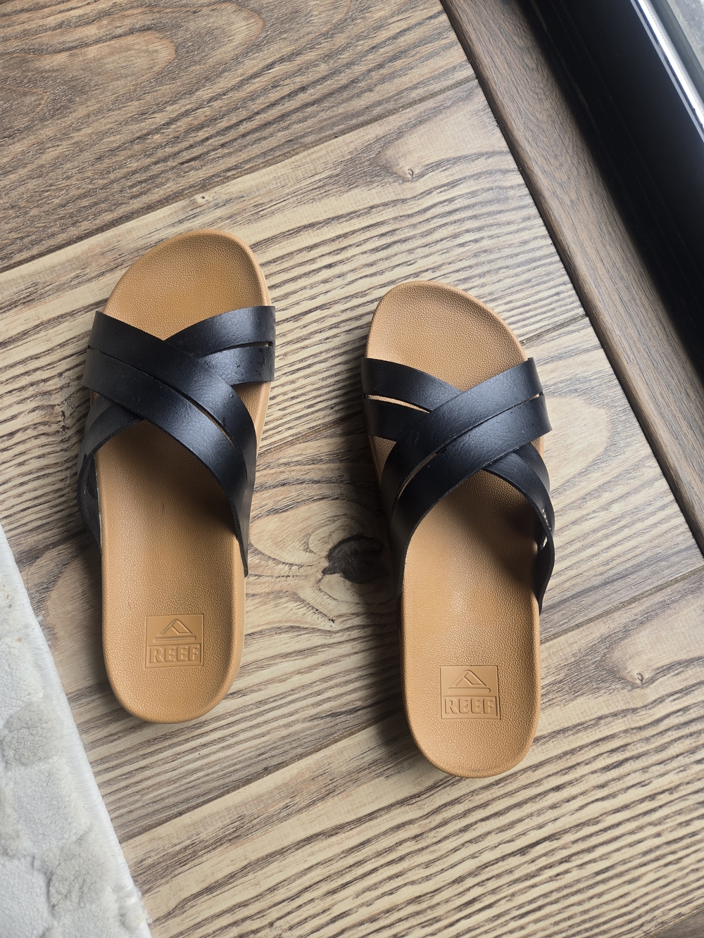 Reef Womens Tan Footbed Black Cross-Strap Sandals
